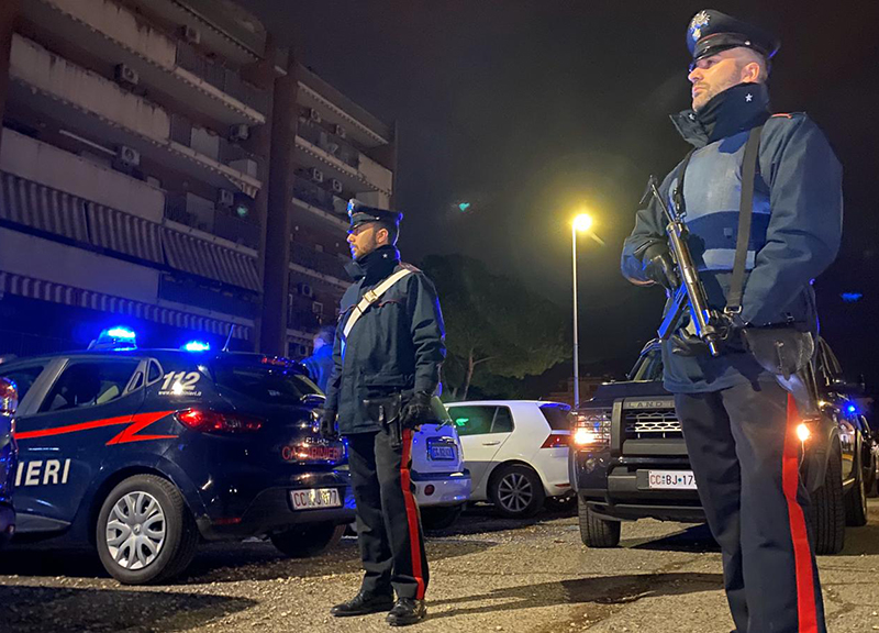 Rapina in una gioielleria di Cuneo: il titolare uccide 2 ladri, preso il terzo Rapina in una gioielleria di Cuneo: il titolare uccide 2 ladri, preso il terzo