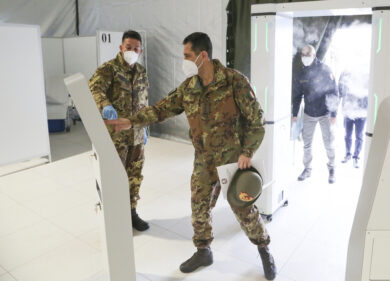 Vaccini, altro che accelerata Figliuolo. Quota 500mila al giorno è un miraggio