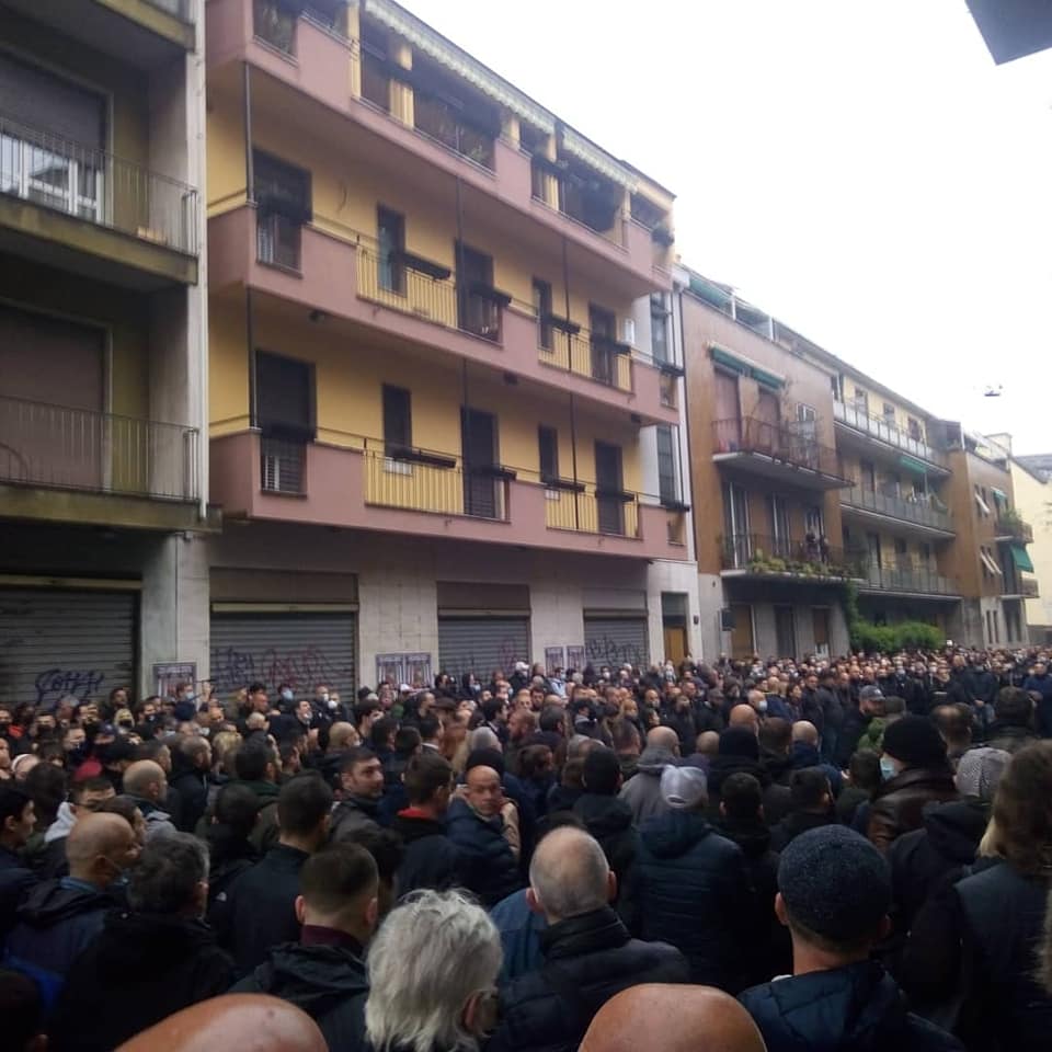 Ramelli, centinaia di braccia tese per il ricordo a Milano. FOTO Ramelli, centinaia di braccia tese per il ricordo a Milano. FOTO