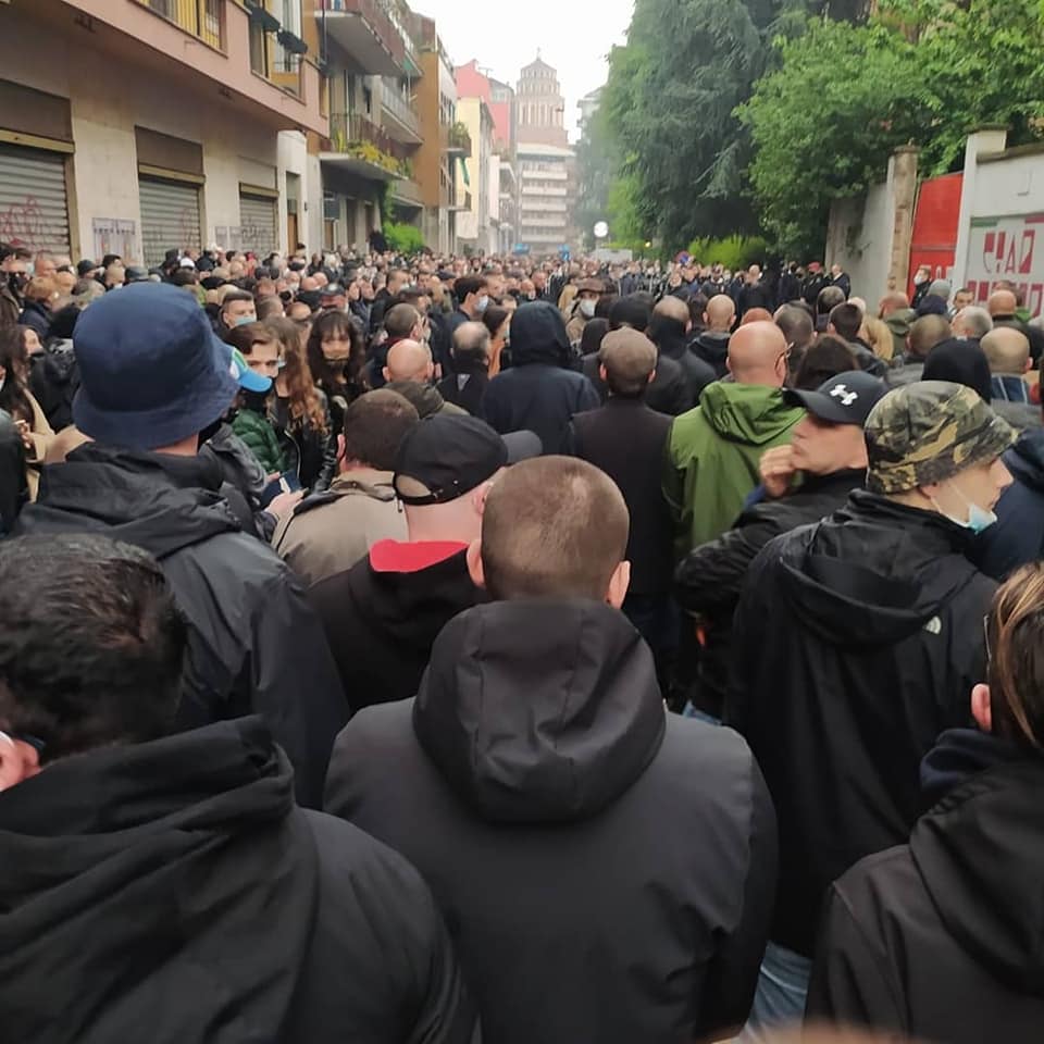 Ramelli, centinaia di braccia tese per il ricordo a Milano. FOTO Ramelli, centinaia di braccia tese per il ricordo a Milano. FOTO