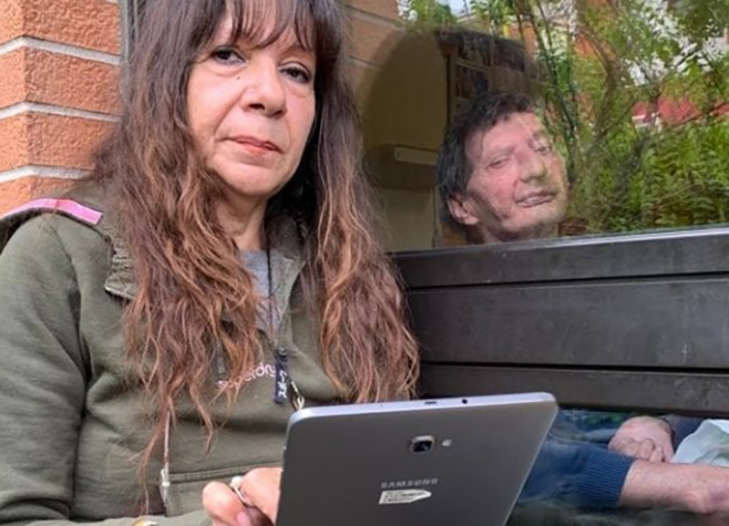 Rsa, l’infinito amore di Elisabetta. Non può entrare, da 420 giorni lo veglia Rsa, l’infinito amore di Elisabetta. Non può entrare, da 420 giorni lo veglia