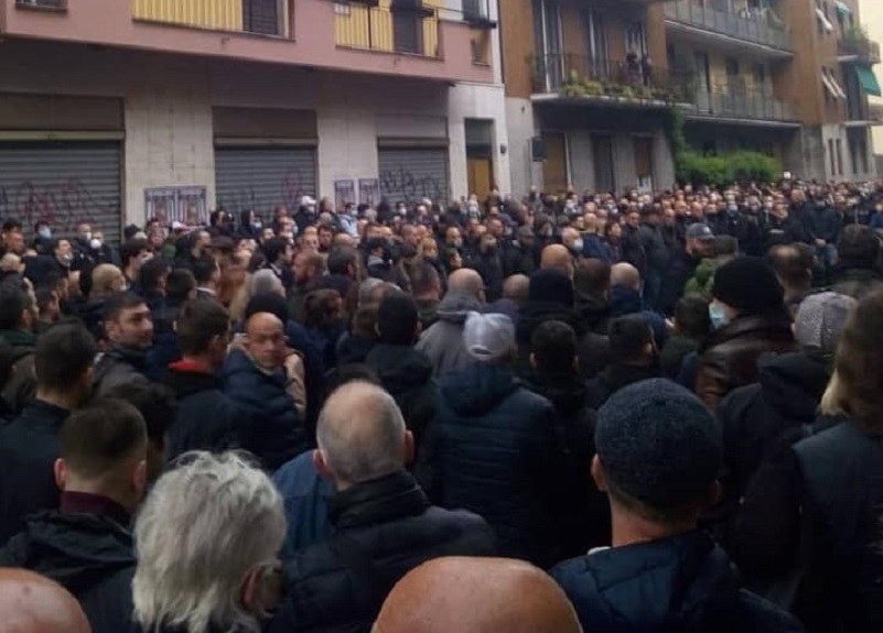 Ramelli, centinaia di braccia tese per il ricordo a Milano. FOTO Ramelli, centinaia di braccia tese per il ricordo a Milano. FOTO