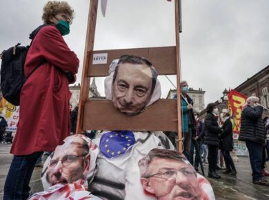 Primo Maggio, scontri a Torino. Decapitato il fantoccio di Draghi