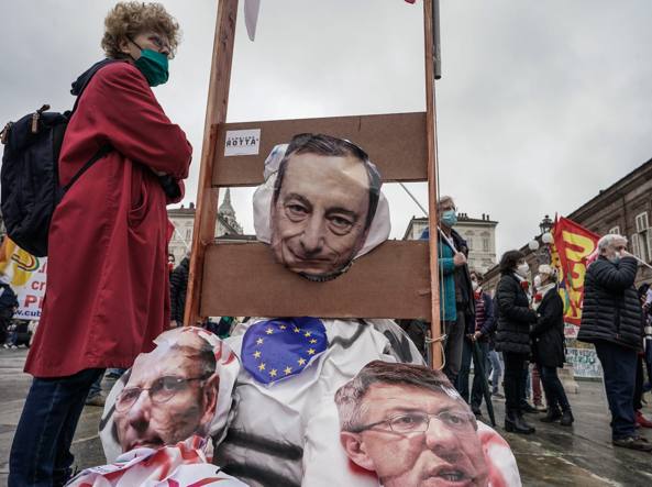 Primo Maggio, scontri a Torino. Decapitato il fantoccio di Draghi Primo Maggio, scontri a Torino. Decapitato il fantoccio di Draghi