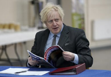 Sondaggi Uk, gli scandali affossano Bojo. Labour recupera e acciuffa i Tories