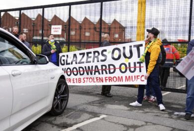 Manchester, contestazioni anti-Glazer. I tifosi invadono l’Old Trafford