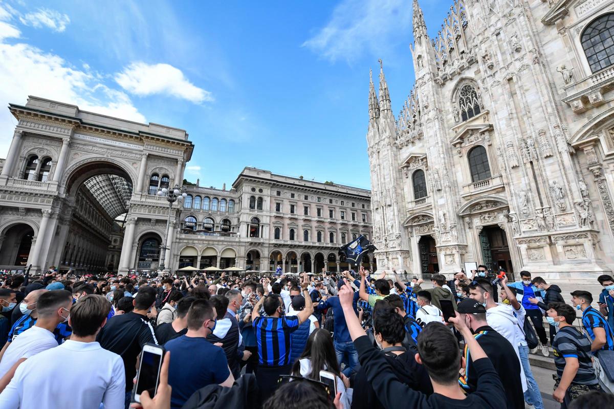 Inter scudetto, festa dei tifosi nerazzurri in Piazza Duomo: le foto Inter scudetto, festa dei tifosi nerazzurri in Piazza Duomo: le foto