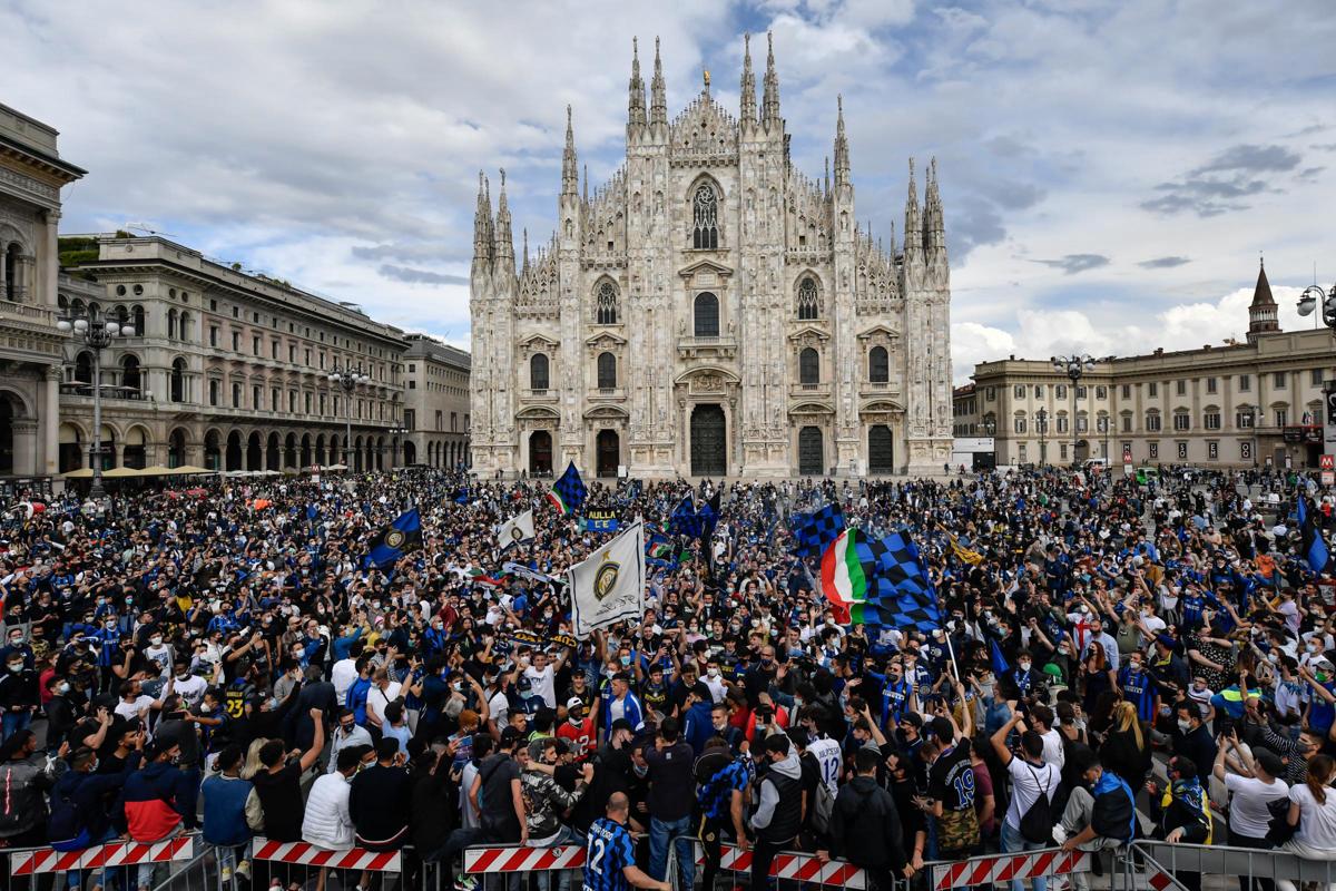 Inter scudetto, festa dei tifosi nerazzurri in Piazza Duomo: le foto Inter scudetto, festa dei tifosi nerazzurri in Piazza Duomo: le foto