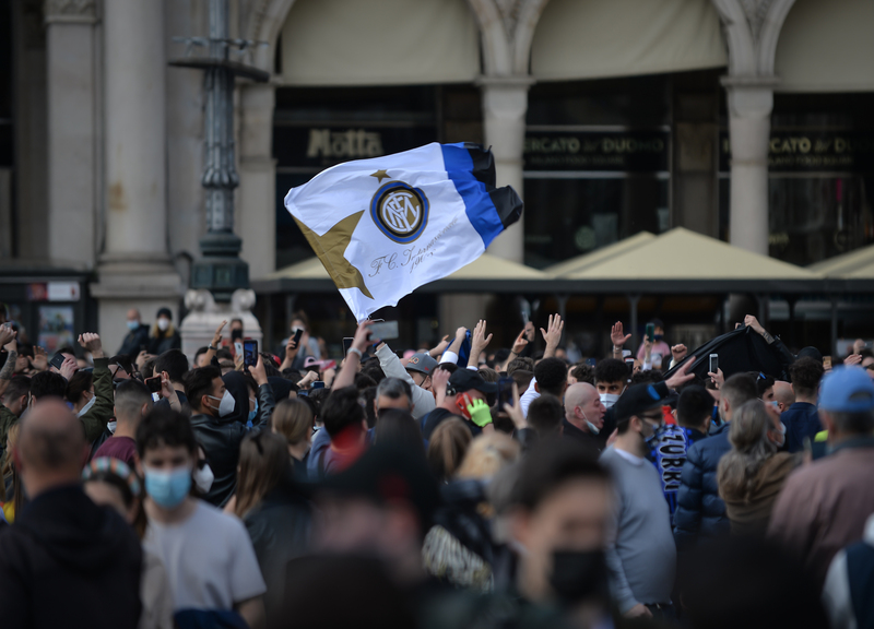 Milano, la festa scudetto dei tifosi dell’Inter da Piazza Duomo Milano, la festa scudetto dei tifosi dell’Inter da Piazza Duomo