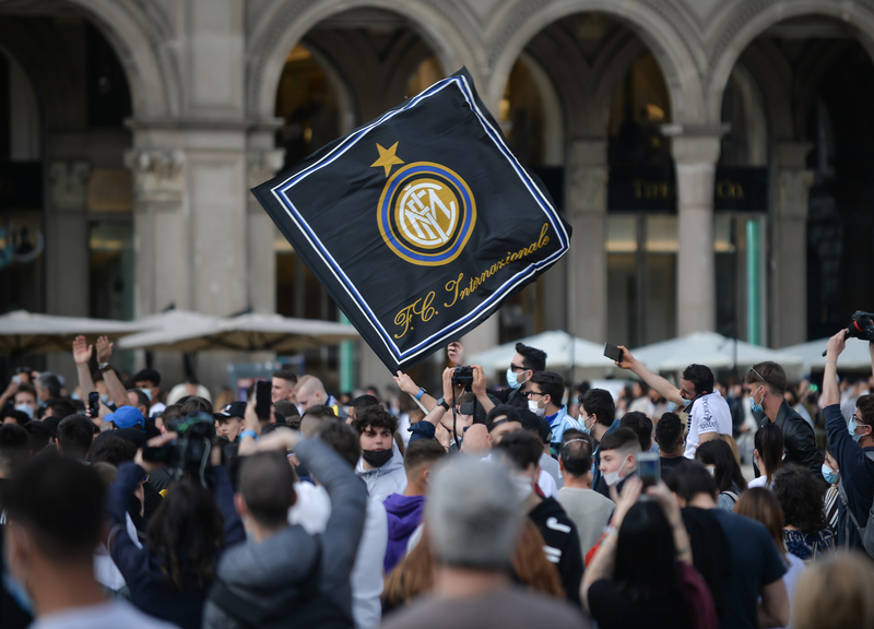 Milano, la festa scudetto dei tifosi dell’Inter da Piazza Duomo Milano, la festa scudetto dei tifosi dell’Inter da Piazza Duomo