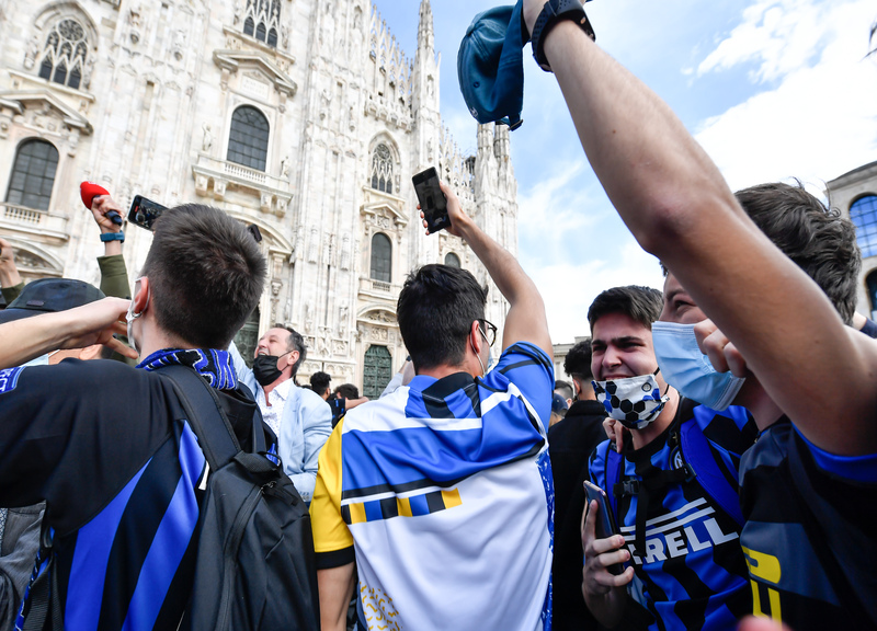 Milano, la festa scudetto dei tifosi dell’Inter da Piazza Duomo Milano, la festa scudetto dei tifosi dell’Inter da Piazza Duomo