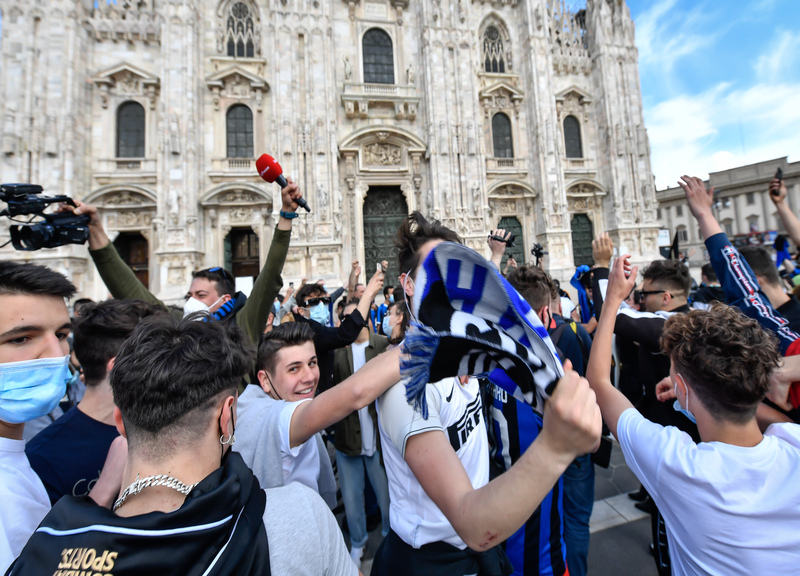Milano, la festa scudetto dei tifosi dell’Inter da Piazza Duomo Milano, la festa scudetto dei tifosi dell’Inter da Piazza Duomo