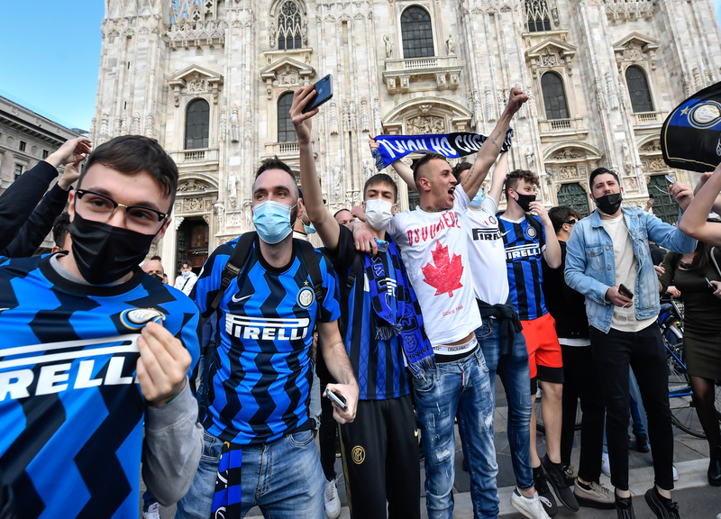 Milano, la festa scudetto dei tifosi dell’Inter da Piazza Duomo Milano, la festa scudetto dei tifosi dell’Inter da Piazza Duomo