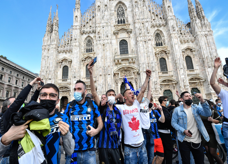 Milano, la festa scudetto dei tifosi dell’Inter da Piazza Duomo Milano, la festa scudetto dei tifosi dell’Inter da Piazza Duomo