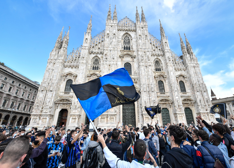 Milano, la festa scudetto dei tifosi dell’Inter da Piazza Duomo Milano, la festa scudetto dei tifosi dell’Inter da Piazza Duomo