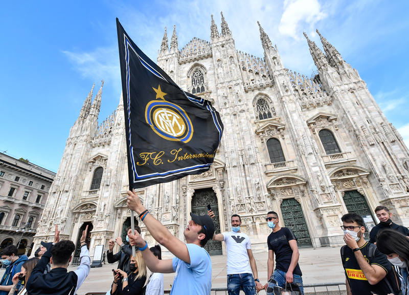 Milano, la festa scudetto dei tifosi dell’Inter da Piazza Duomo Milano, la festa scudetto dei tifosi dell’Inter da Piazza Duomo