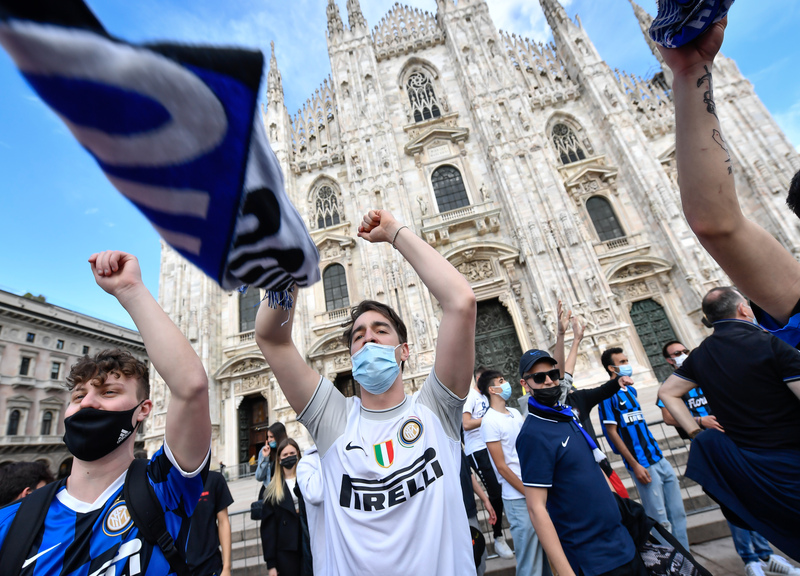 Milano, la festa scudetto dei tifosi dell’Inter da Piazza Duomo Milano, la festa scudetto dei tifosi dell’Inter da Piazza Duomo