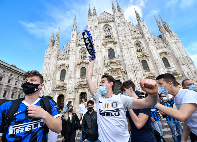 Milano, la festa scudetto dei tifosi dell’Inter da Piazza Duomo Milano, la festa scudetto dei tifosi dell’Inter da Piazza Duomo