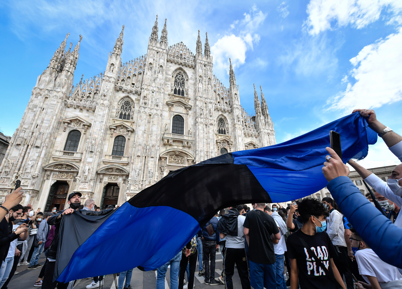 Milano, la festa scudetto dei tifosi dell’Inter da Piazza Duomo Milano, la festa scudetto dei tifosi dell’Inter da Piazza Duomo