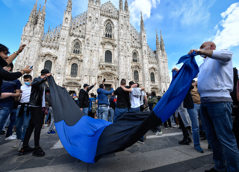 Milano, la festa scudetto dei tifosi dell’Inter da Piazza Duomo Milano, la festa scudetto dei tifosi dell’Inter da Piazza Duomo