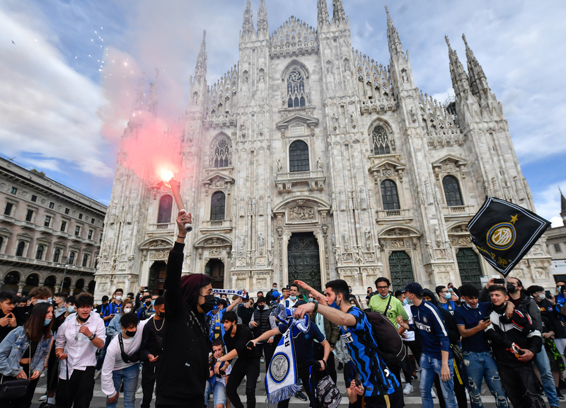 Milano, la festa scudetto dei tifosi dell’Inter da Piazza Duomo Milano, la festa scudetto dei tifosi dell’Inter da Piazza Duomo