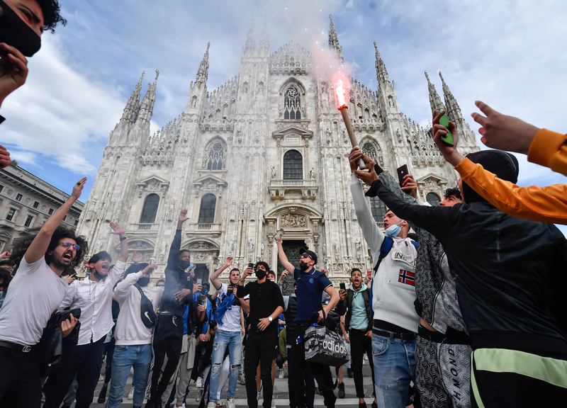 Milano, la festa scudetto dei tifosi dell’Inter da Piazza Duomo Milano, la festa scudetto dei tifosi dell’Inter da Piazza Duomo