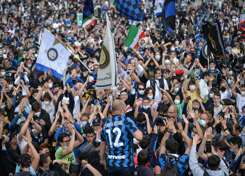 Milano, la festa scudetto dei tifosi dell’Inter da Piazza Duomo Milano, la festa scudetto dei tifosi dell’Inter da Piazza Duomo