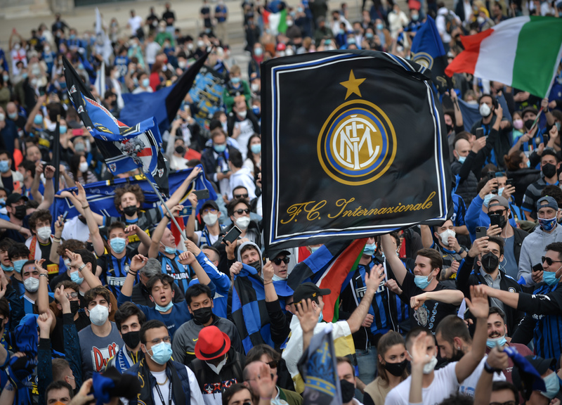 Milano, la festa scudetto dei tifosi dell’Inter da Piazza Duomo Milano, la festa scudetto dei tifosi dell’Inter da Piazza Duomo