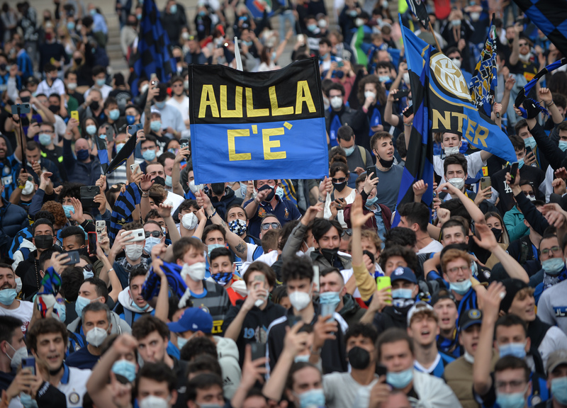 Milano, la festa scudetto dei tifosi dell’Inter da Piazza Duomo Milano, la festa scudetto dei tifosi dell’Inter da Piazza Duomo