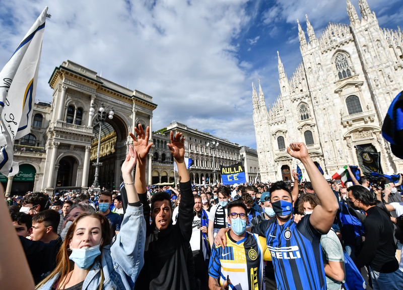 Milano, la festa scudetto dei tifosi dell’Inter da Piazza Duomo Milano, la festa scudetto dei tifosi dell’Inter da Piazza Duomo