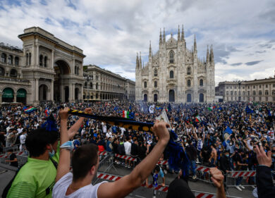 Milano, la festa scudetto dei tifosi dell’Inter da Piazza Duomo