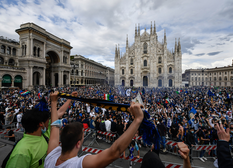 Milano, la festa scudetto dei tifosi dell’Inter da Piazza Duomo Milano, la festa scudetto dei tifosi dell’Inter da Piazza Duomo
