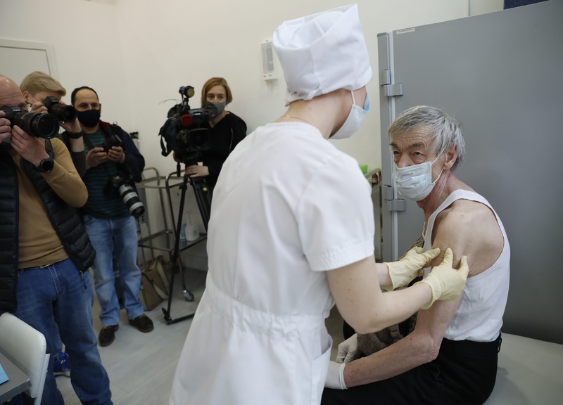 Coronavirus, campagna vaccinazione a rilento in Russia: incentivi economici per gli over 60 Coronavirus, campagna vaccinazione a rilento in Russia: incentivi economici per gli over 60