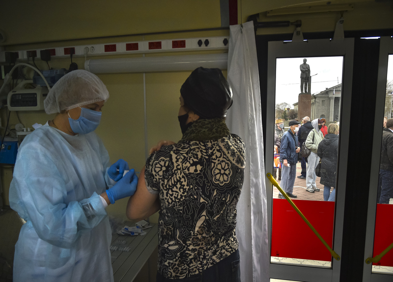 Coronavirus, campagna vaccinazione a rilento in Russia: incentivi economici per gli over 60 Coronavirus, campagna vaccinazione a rilento in Russia: incentivi economici per gli over 60