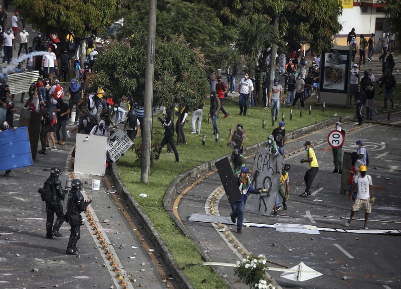 Scontri in Colombia durante lo sciopero nazionale contro la riforma fiscale Scontri in Colombia durante lo sciopero nazionale contro la riforma fiscale