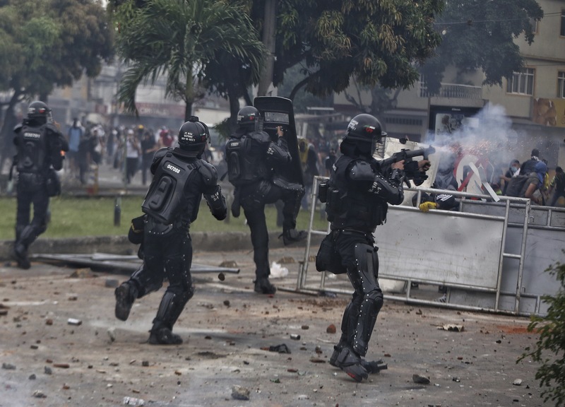 Scontri in Colombia durante lo sciopero nazionale contro la riforma fiscale Scontri in Colombia durante lo sciopero nazionale contro la riforma fiscale