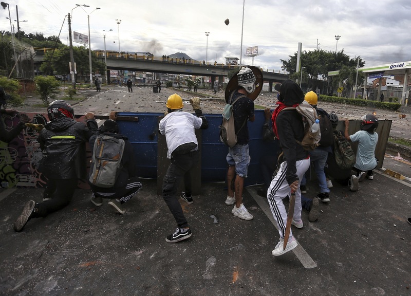 Scontri in Colombia durante lo sciopero nazionale contro la riforma fiscale Scontri in Colombia durante lo sciopero nazionale contro la riforma fiscale