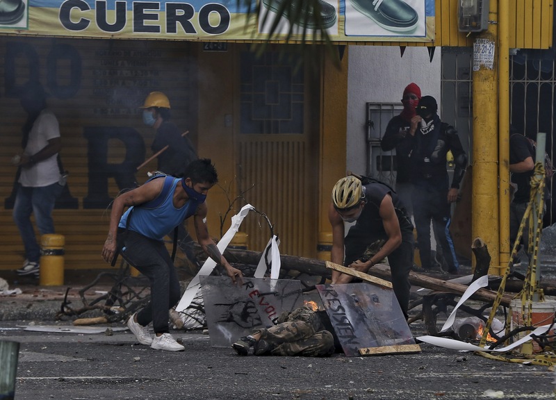Scontri in Colombia durante lo sciopero nazionale contro la riforma fiscale Scontri in Colombia durante lo sciopero nazionale contro la riforma fiscale