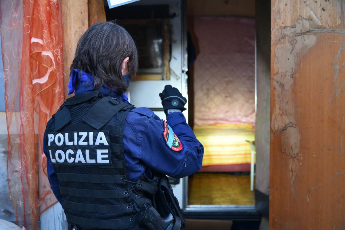 Milano, demolito il campo nomadi di via Bonfadini. FOTO Milano, demolito il campo nomadi di via Bonfadini. FOTO