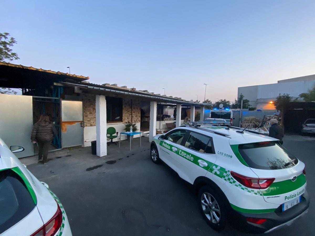 Milano, demolito il campo nomadi di via Bonfadini. FOTO Milano, demolito il campo nomadi di via Bonfadini. FOTO