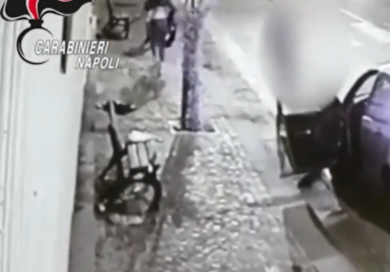 Napoli, rapina due 18enni ma il carabiniere vede tutto dalla finestra. VIDEO
