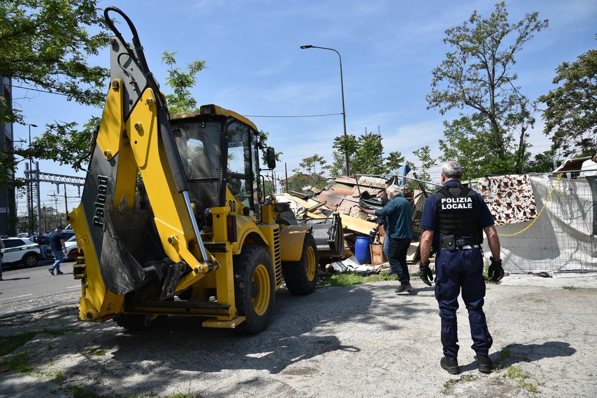 Milano, demolito il campo nomadi di via Bonfadini. FOTO Milano, demolito il campo nomadi di via Bonfadini. FOTO