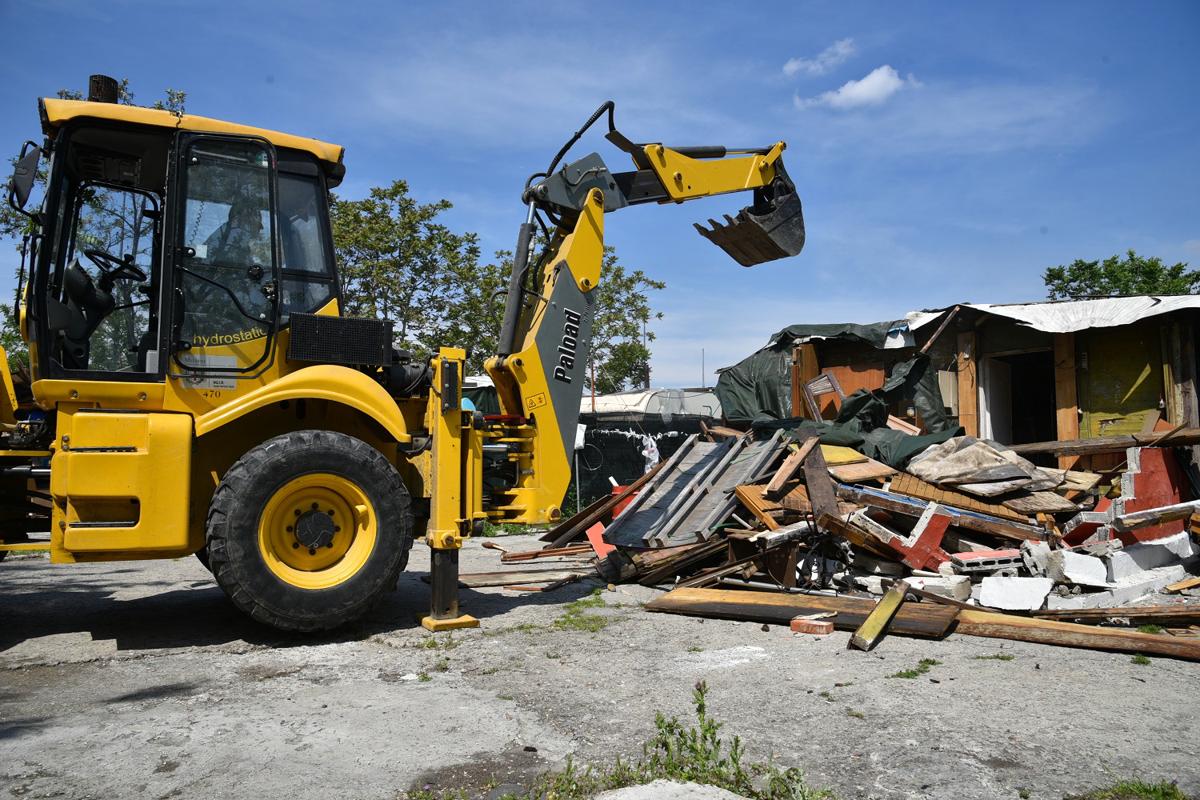Milano, demolito il campo nomadi di via Bonfadini. FOTO Milano, demolito il campo nomadi di via Bonfadini. FOTO