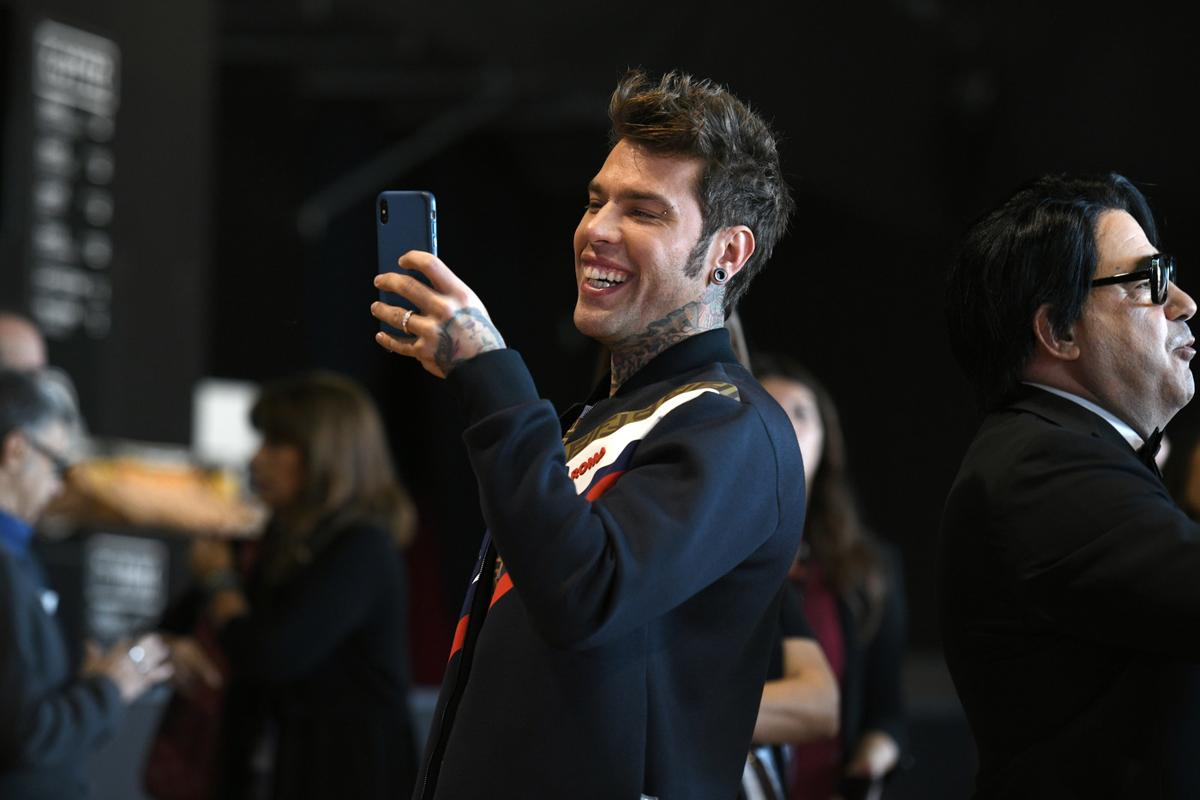Fedez si scusa per i testi omofobi: “Ero giovane e ignorante, ma Salvini…” Fedez si scusa per i testi omofobi: “Ero giovane e ignorante, ma Salvini…”