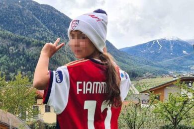 Il Cagliari regala una maglia a Fiammetta Melis, che fa la DAD tra le capre