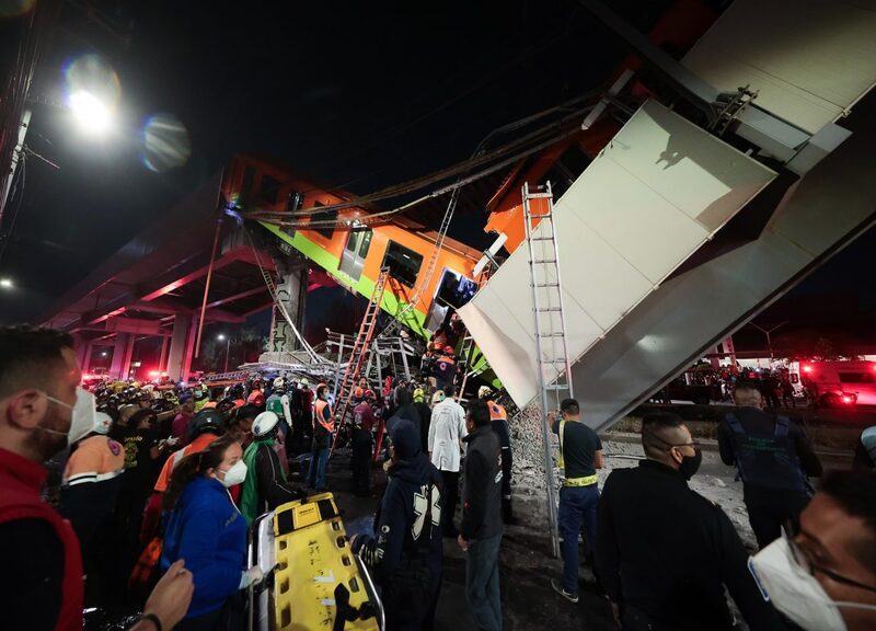Città del Messico, crolla un ponte al passaggio della metro: morti e feriti Città del Messico, crolla un ponte al passaggio della metro: morti e feriti