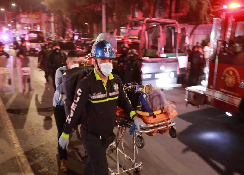 Città del Messico, crolla un ponte al passaggio della metro: morti e feriti Città del Messico, crolla un ponte al passaggio della metro: morti e feriti
