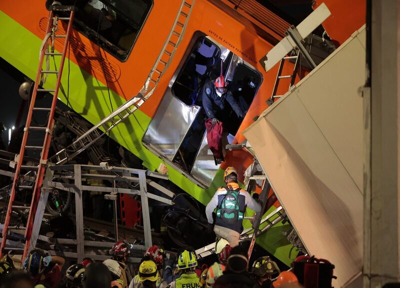 Città del Messico, crolla un ponte al passaggio della metro: morti e feriti Città del Messico, crolla un ponte al passaggio della metro: morti e feriti