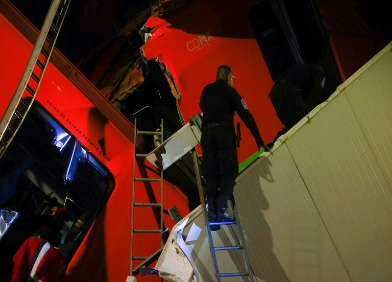 Città del Messico, crolla un ponte al passaggio della metro: morti e feriti Città del Messico, crolla un ponte al passaggio della metro: morti e feriti