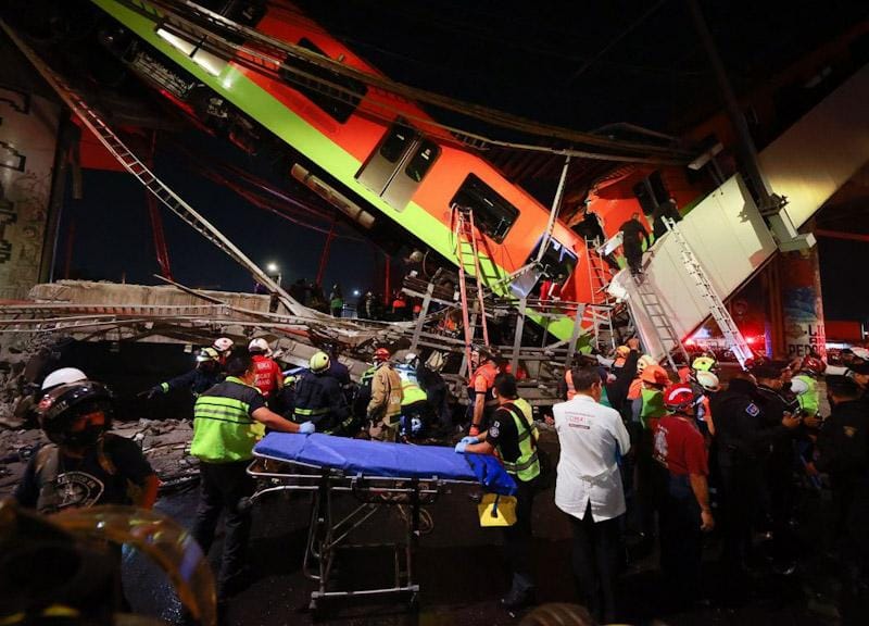 Città del Messico, crolla un ponte al passaggio della metro: morti e feriti Città del Messico, crolla un ponte al passaggio della metro: morti e feriti